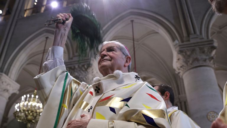 Pařížský arcibiskup Laurent Ulrich slouží inaugurační mši v katedrále Notre Dame, kde hostí svou první mši od katastrofálního požáru v roce 2019, neděle 8. prosince 2024 v Paříži. (Christophe Petit Tesson, bazén přes AP)