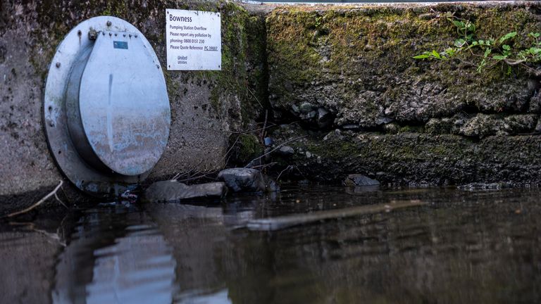 Přepadové potrubí poblíž mola na břehu jezera Windermere. Snímek: Reuters