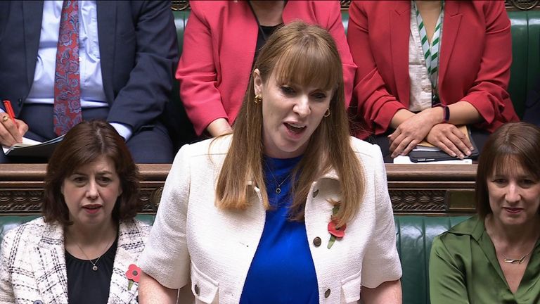 Místopředsedkyně vlády Angela Rayner odpovídá na otázky poslanců. 