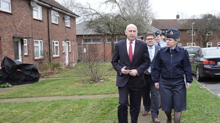 Ministr obrany John Healey navštívil vojenské domy poblíž RAF Northolt. Obrázek: PA