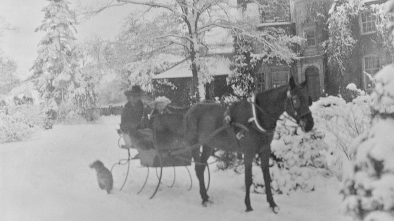 Saně tažené koňmi v Balernu kolem roku 1903. Obr: National Museums Scotland