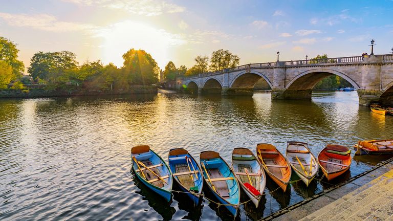 Nábřeží Richmond Temže s loděmi v Londýně