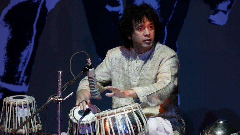 FILE - Indický bubenický maestro Zakir Hussain vystupuje v "Koncert Živého snu" v New Delhi, Indie, 16. února 2009. (AP Photo/Mustafa Quraishi, File)