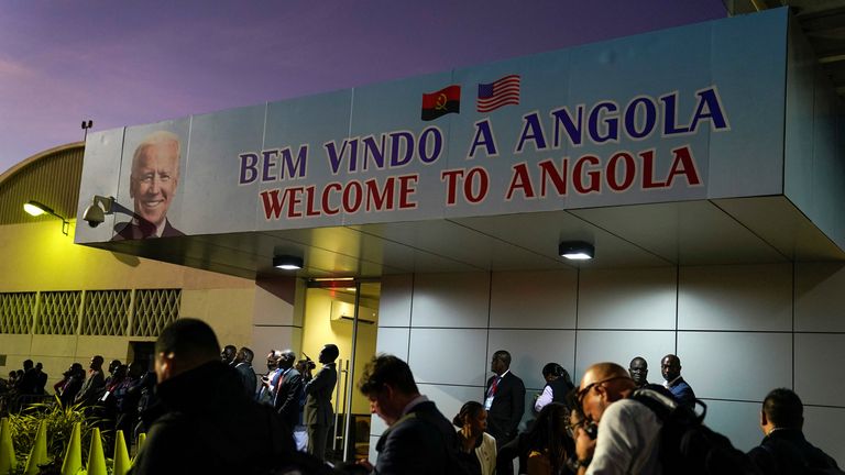 Uvítací znamení pro Joea Bidena na mezinárodním letišti Luanda v Angole. Snímek: Reuters