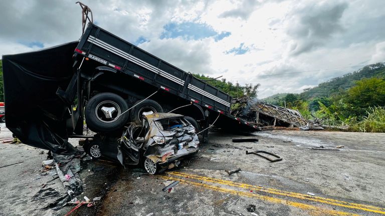 Auto se po nehodě u Teofilo Otoni rozdrtilo pod kamion. Obr: Belo Horizonte Military Fire Department/Reuters