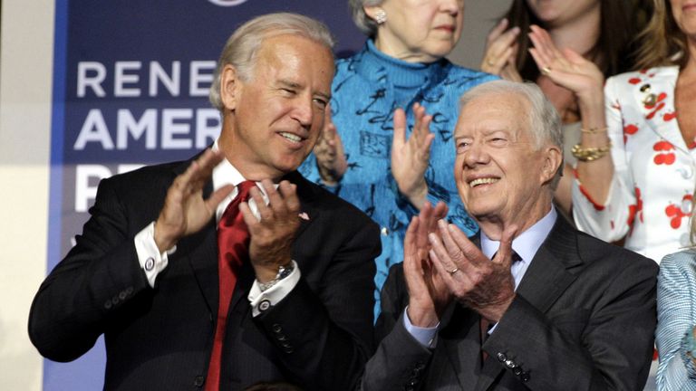 FILE - Senátor Joe Biden a bývalý prezident Jimmy Carter byli viděni na Demokratickém národním shromáždění v Denveru, 26. srpna 2008. (AP Photo/Paul Sancya, File)