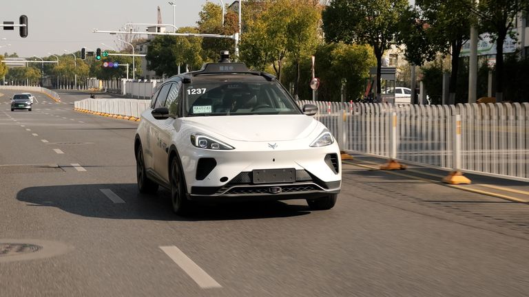 Taxi bez řidiče na silnici ve Wu-chanu 