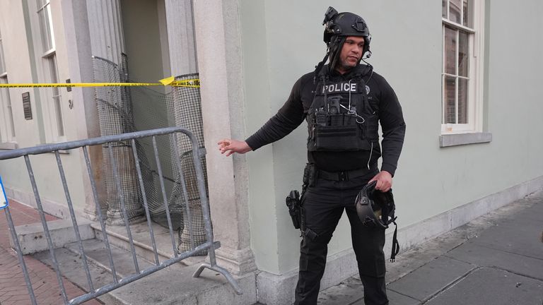 Člen záchranné služby se účastní místa poté, co vozidlo vjelo do davu na New Orleans' Canal a Bourbon Street, ve středu 1. ledna 2025. (AP Photo/Gerald Herbert)