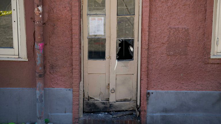 Poškozené dveře na Bourbon Street po odpálení podezřelého balíčku. Obrázek: AP