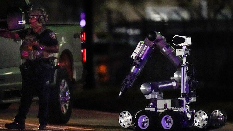 Robot je nasazen na místo spojené s útočníkem v Houstonu v Texasu. Obrázek: AP