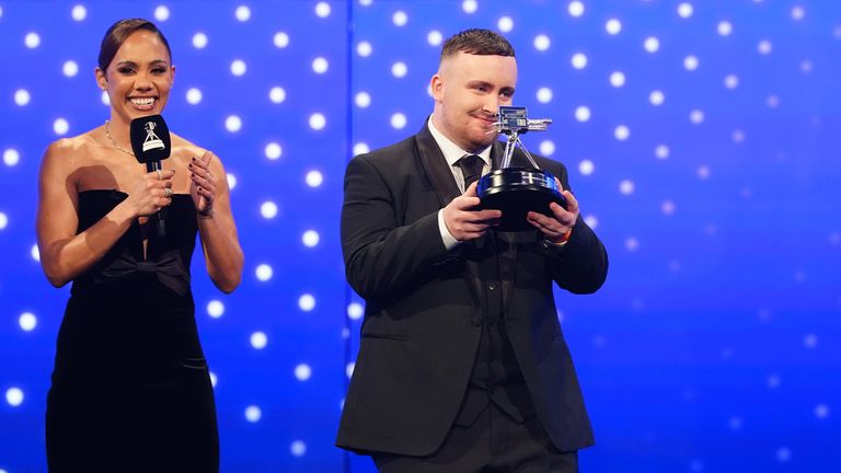 Littler přijímá ocenění BBC Young Sports Personality of the Year. Obrázek: PA