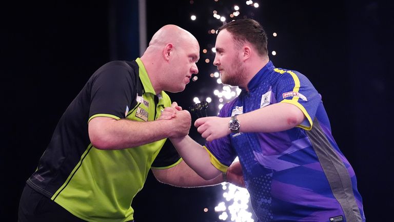 Michael van Gerwen objímá Luka Littlera poté, co v květnu vyhrál zápas Premier League. Obrázek: PA