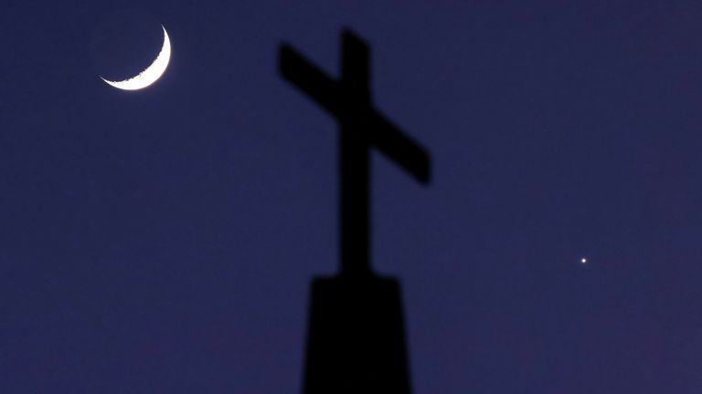 Půlměsíc a planeta Venuše leží na kříži na vrcholu Québeckého baptistického kostela v Ellaville, Georgia, USA 3. ledna 2025. REUTERS/Sam Wolfe