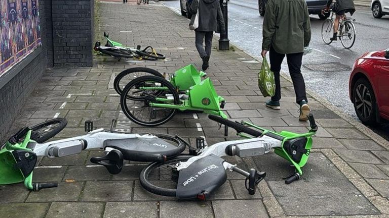 Kritici tvrdí, že špatně zaparkovaná elektrokola mohou ztížit život handicapovaným lidem