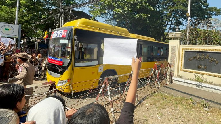 Propuštěné vězně v autobuse vítají členové rodiny a kolegové poté, co v sobotu 4. ledna 2025 opustili věznici Insein v Yangonu v Myanmaru. (AP Photo/Thein Zaw)