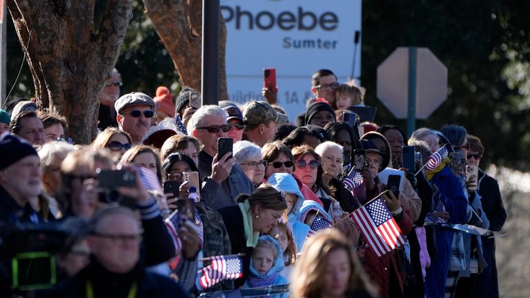 Davy sledují pohřební vůz Jimmyho Cartera opouštějícího lékařské centrum Phoebe Sumterové v Americus ve státě Georgia. Obrázek: AP