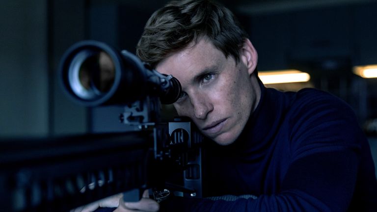 Eddie Redmayne ve filmu Šakalův den. Obrázek: Sky UK/ Carnival Film & Television Limited 2024