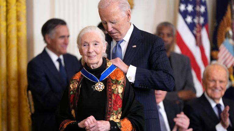 Prezident Joe Biden předává prezidentskou medaili svobody ochránkyni přírody Jane Goodallové. Obrázek: AP