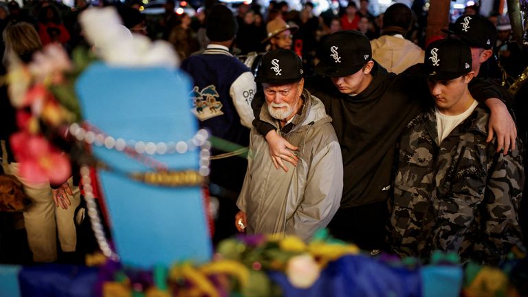 Lidé reagují, když se na Nový rok v New Orleans, Louisiana, USA 4. ledna 2025 účastní vigilie za oběti útoku kamionem. REUTERS/Eduardo Munoz