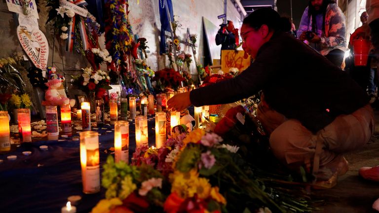 Žena vzdává úctu během vigilie za lidi zabité veteránem americké armády, který najel nákladním autem do davu oslavujícího Nový rok v New Orleans, Louisiana, USA, 4. ledna 2025. REUTERS/Octavio Jones