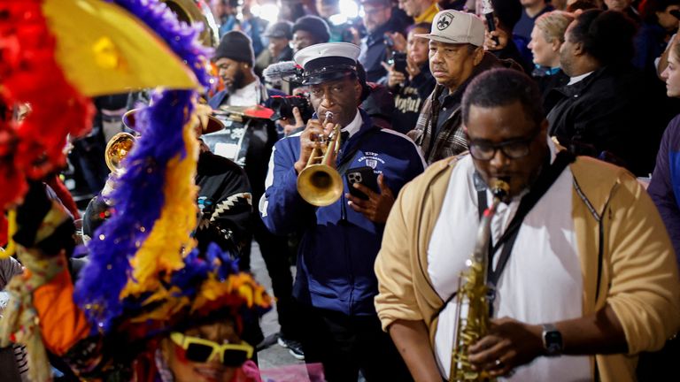 Dechová kapela druhé linie vystupuje na vigilii poté, co byli lidé zabiti veteránem americké armády, který najel nákladním autem do davu oslavujícího Nový rok v New Orleans, Louisiana, USA 4. ledna 2025. REUTERS/Eduardo Munoz