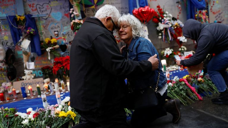 Cathy a Louis Tenedoriovi, rodiče Matthewa Tenedoria, jedné z obětí útoku kamionem na Nový rok, reagují na vigilii v New Orleans, Louisiana, USA 4. ledna 2025. REUTERS/Octavio Jones 