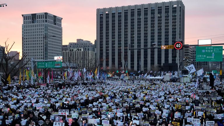 Demonstranti pořádají shromáždění požadující zatčení obviněného jihokorejského prezidenta Yoon Suk Yeola v Soulu, Jižní Korea, v sobotu 4. ledna 2025. (AP Photo/Ahn Young-joon)