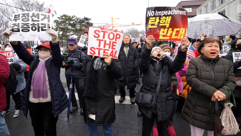 Příznivci obviněného jihokorejského prezidenta Yoon Suk Yeola se účastní shromáždění proti jeho impeachmentu poblíž prezidentské rezidence v Soulu v Jižní Koreji, neděle 5. ledna 2025. (AP Photo/Ahn Young-joon)