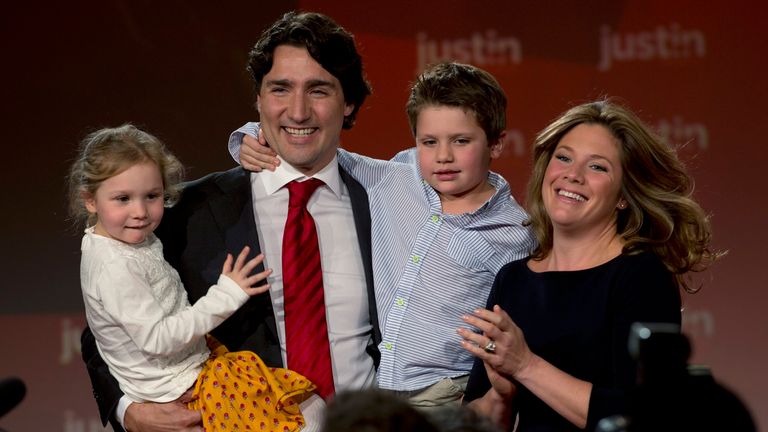 Pan Trudeau, jeho manželka a děti slaví poté, co v roce 2013 v Ottawě získal vedení federálních liberálů. Obr: AP/The Canadian Press/Adrian Wyld