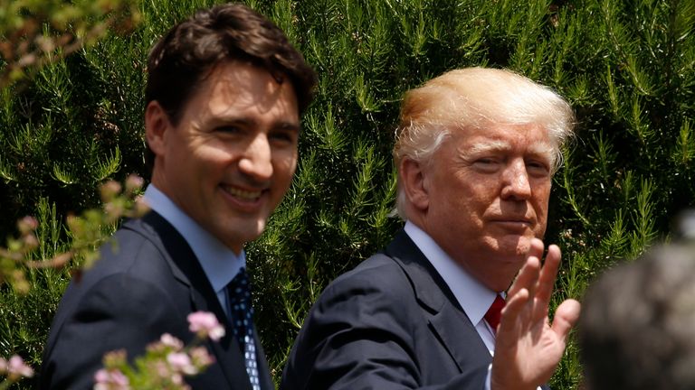 Americký prezident Donald Trump a kanadský premiér Justin Trudeau, vlevo, jsou vidět po rodinné fotografii vedoucích představitelů G7 a Outreach partnerů v hotelu San Domenico během summitu G7 v Taormině, Itálie, v sobotu 27. května 2017. (Jonathan Ernst/ Fotka bazénu přes AP)