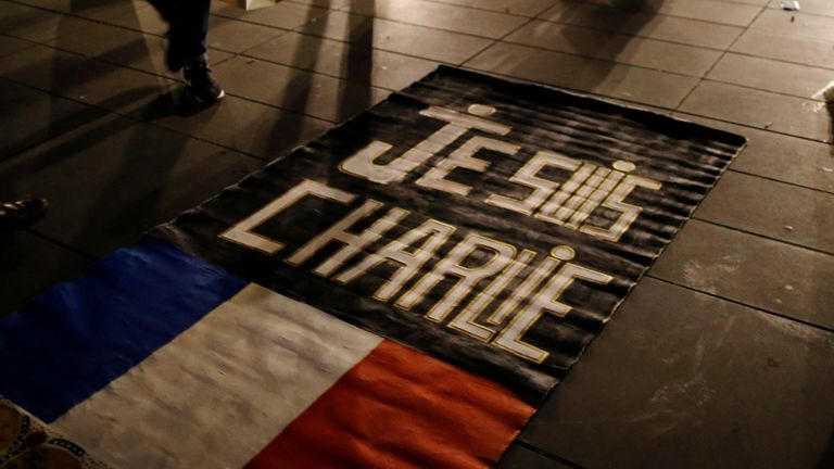 SOUBOROVÉ FOTO: Lidé se scházejí na náměstí Place de la Republique, aby vzdali hold obětem loňské střelby ve francouzských satirických novinách Charlie Hebdo v Paříži, Francie, 7. ledna 2016. Francie si tento týden připomíná oběti loňského islamisty útoky militantů na satirický týdeník Charlie Hebdo a židovský supermarket s chvalozpěvy, pamětními deskami a dalšími karikaturami náboženství. REUTERS/Stephane Mahe/File Photo