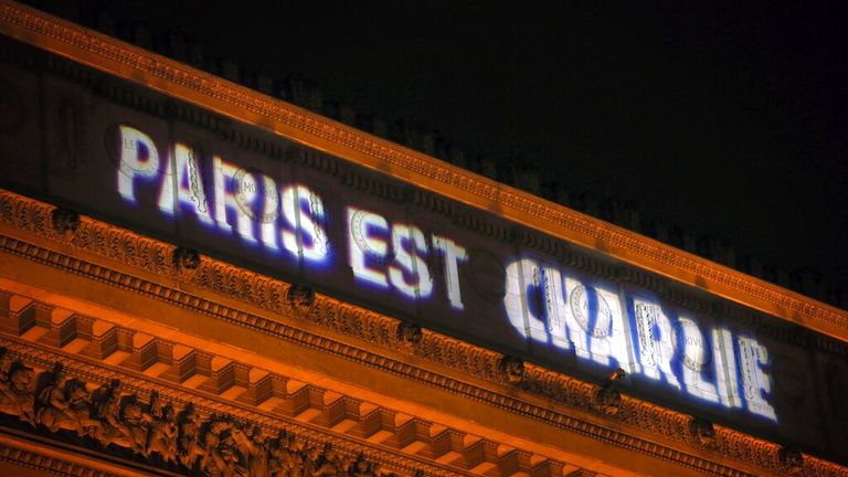 Projektory zobrazují nápis „Paris est Charlie“ na historickém „Arc de Triomphe“ v Paříži, Francie, 10. ledna 2015. Foto: Fredrik von Erichsen/picture-alliance/dpa/AP Images