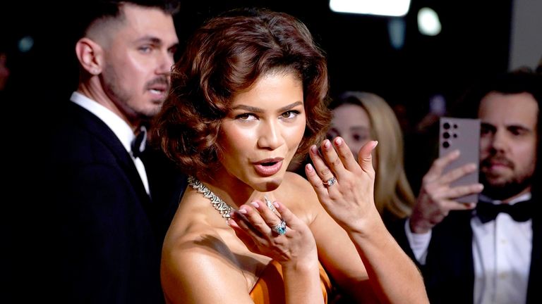 Zendaya dorazí na 82. Zlatý glóbus.  Obr: Invision/AP