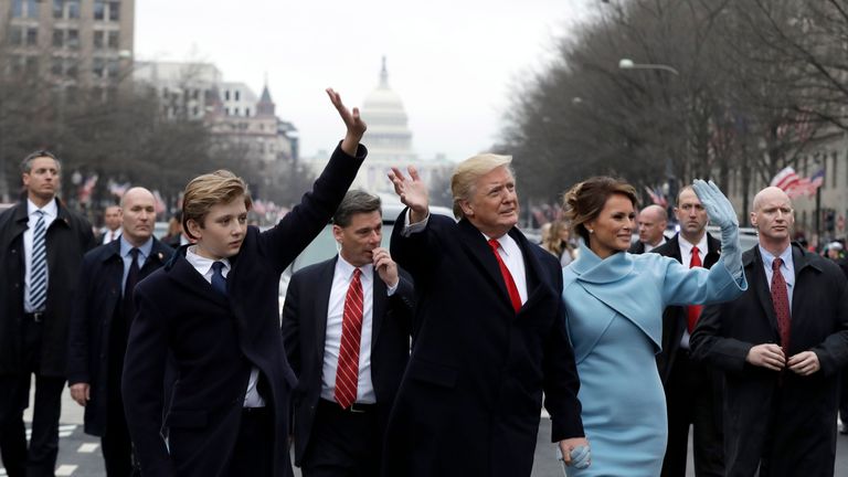 Donald Trump a jeho rodina jdou po Pennsylvania Avenue do Bílého domu