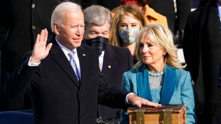 Prezident Joe Biden složí prezidentskou přísahu po boku své manželky Jill Biden v roce 2021. Obr: AP