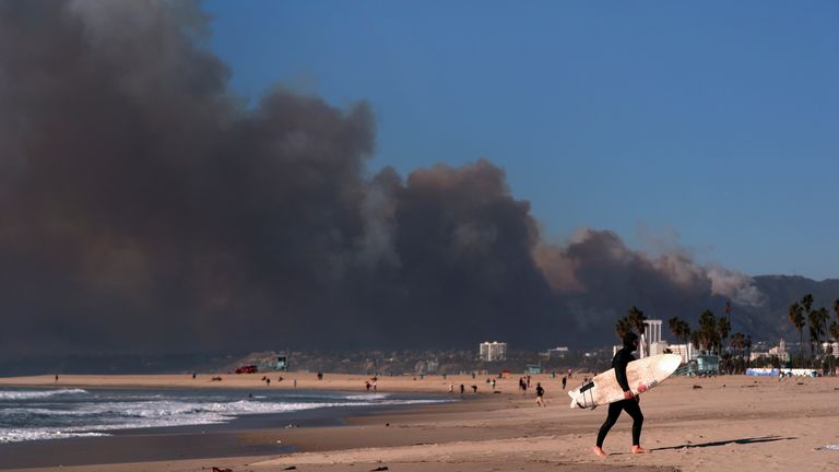 Kouř z lesního požáru je vidět z části Venice Beach v Los Angeles, úterý 7. ledna 2025. (AP Photo/Jae C. Hong)