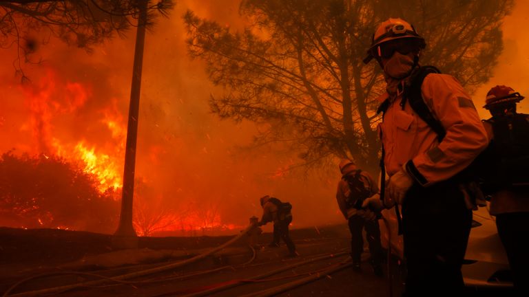 Hasiči bojují s postupující požárem Palisades ve čtvrti Pacific Palisades v Los Angeles, úterý 7. ledna 2025. (AP Photo/Etienne Laurent)