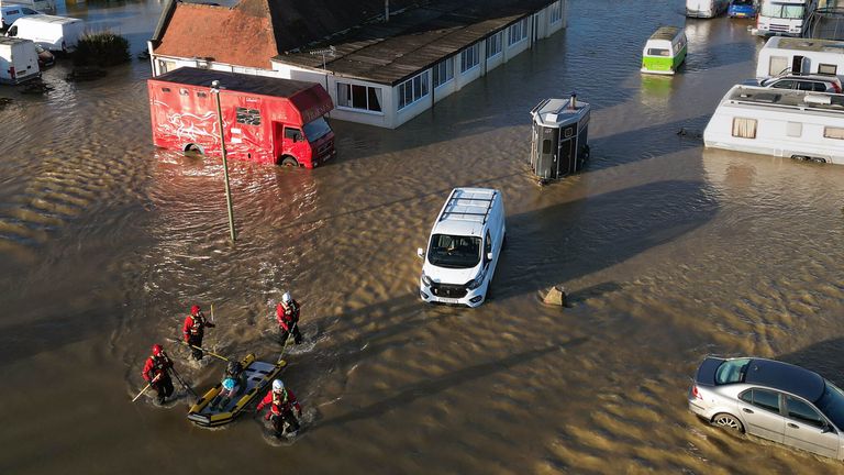 PABest Muž je zachráněn před záplavami v autokempu poblíž Barrow upon Soar, Leicestershire. Varování před sněhem a ledem platí ve většině Spojeného království poté, co silné záplavy a sníh způsobily narušení cestování a uzavření škol. V celé Anglii je také 198 varování před povodněmi, což znamená, že se očekávají záplavy, a 300 varování před povodněmi, což znamená, že povodně jsou možné. Datum snímku: úterý 7. ledna 2025.