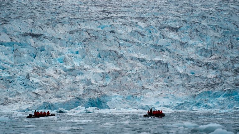 FILE - Dvě skupiny z Poseidon Expeditions tour company se 7. září 2023 v Grónsku dívají na ledovec v Scoresby Sund. (AP Photo/Chris Szagola, soubor)