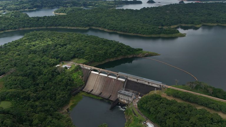 Madden Dam v Panamském průplavu stojí v Alajuela Lake v Colon, Panama, pondělí 2. září 2024. (AP Photo/Matias Delacroix)