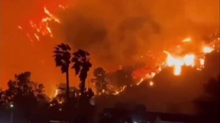 Lesní požáry se rozšířily jako výjimečný stav vyhlášený na předměstí Los Angeles