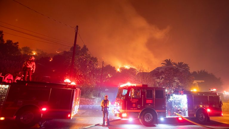 Hasiči bojují s požárem Eatonu, když hoří v Sierra Madre, východní straně Los Angeles.  Obrázek: Ringo Chiu/AP