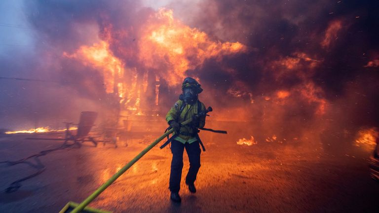 Hasič bojuje s ohněm Palisades, který hoří během větrné bouře na západní straně Los Angeles v Kalifornii.  Snímek: Reuters