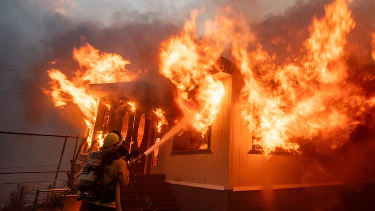 Hasič bojuje s ohněm Palisades, který hoří během větrné bouře na západní straně Los Angeles.  Snímek: Reuters