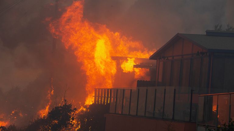 Plameny stoupají, když hoří oheň Palisades během větrné bouře řízené počasím na západní straně Los Angeles, Kalifornie, USA 7. ledna 2025. REUTERS/Ringo Chiu