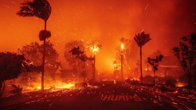 Požár Palisades pustoší čtvrť uprostřed silného větru ve čtvrti Pacific Palisades v Los Angeles, úterý 7. ledna 2025. (AP Photo/Ethan Swope)