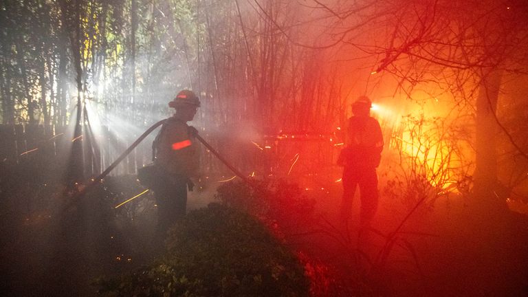 Hasiči bojují s požárem Eatonu, když hoří v Sierra Madre, východní straně Los Angeles.  Obrázek: Ringo Chiu/AP