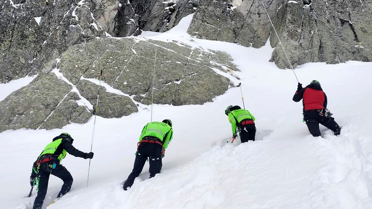 Italští alpští záchranáři Soccorso Alpino při pátrání.  Obrázek: Soccorso Alpino/AP