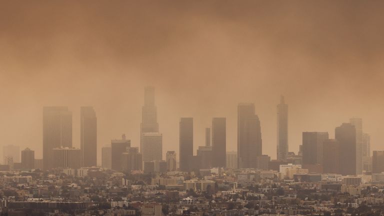 Panorama Los Angeles zahalené kouřem kvůli lesním požárům zuřícím v této oblasti. Snímek: Reuters