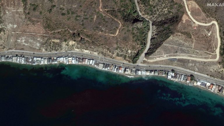 Satelitní snímek ukazuje dálnici Pacific Coast Highway podél pobřeží Malibu před ničivými požáry.  Obrázek: Maxr/Reuters